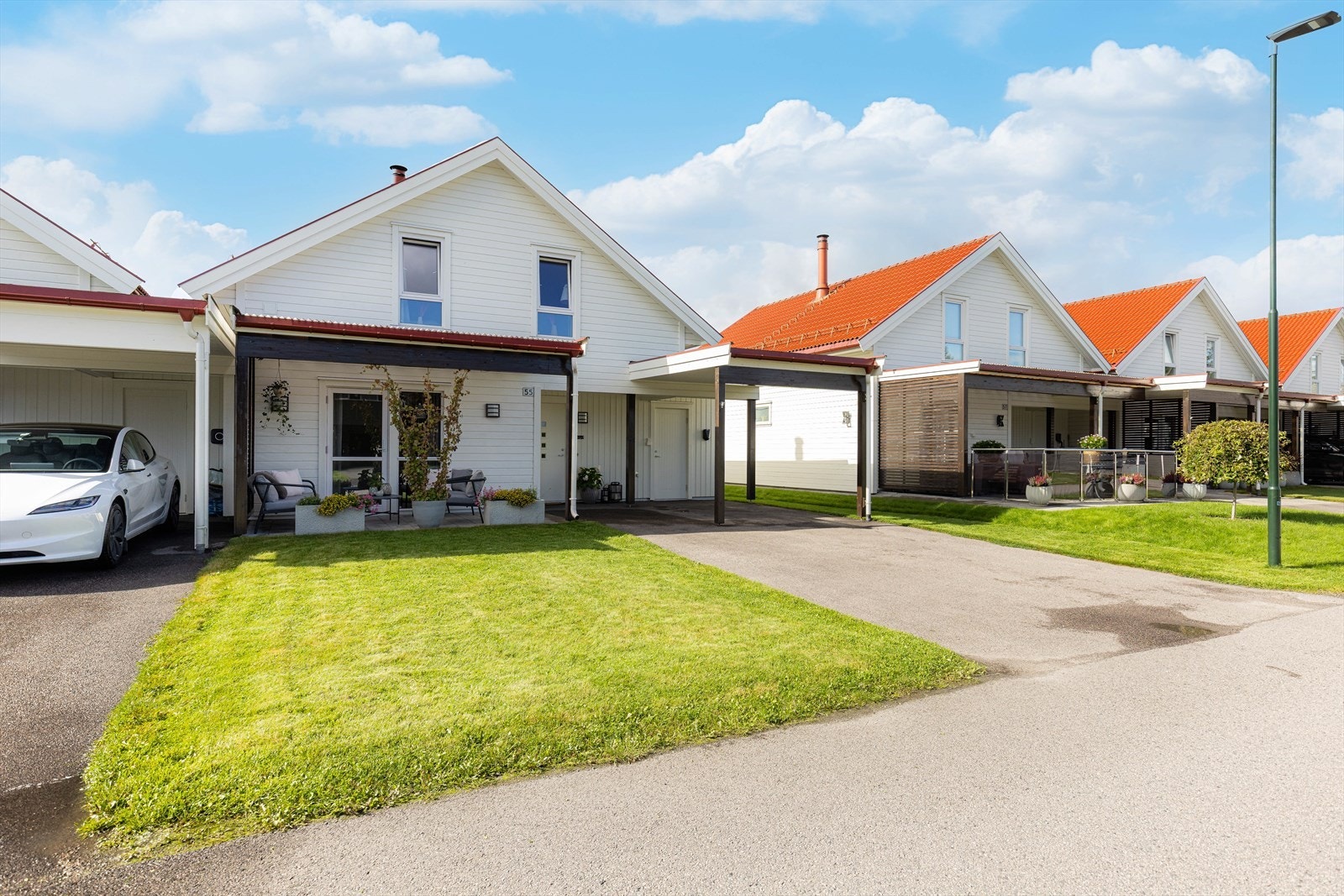 Hyggelig inngangsparti med betongheller og overbygg. Inngangspartiet ligger lunt og skjermet til. Galleribilde