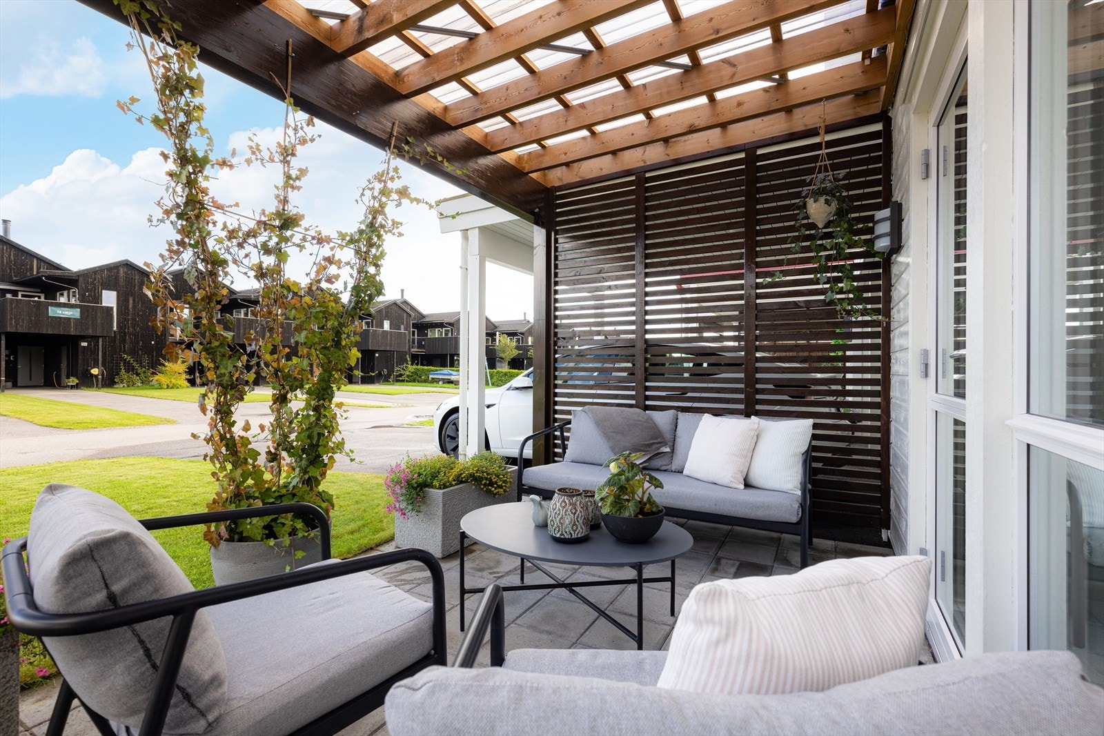 Hyggelig terrasse med utbang fra kjøkken. Galleribilde