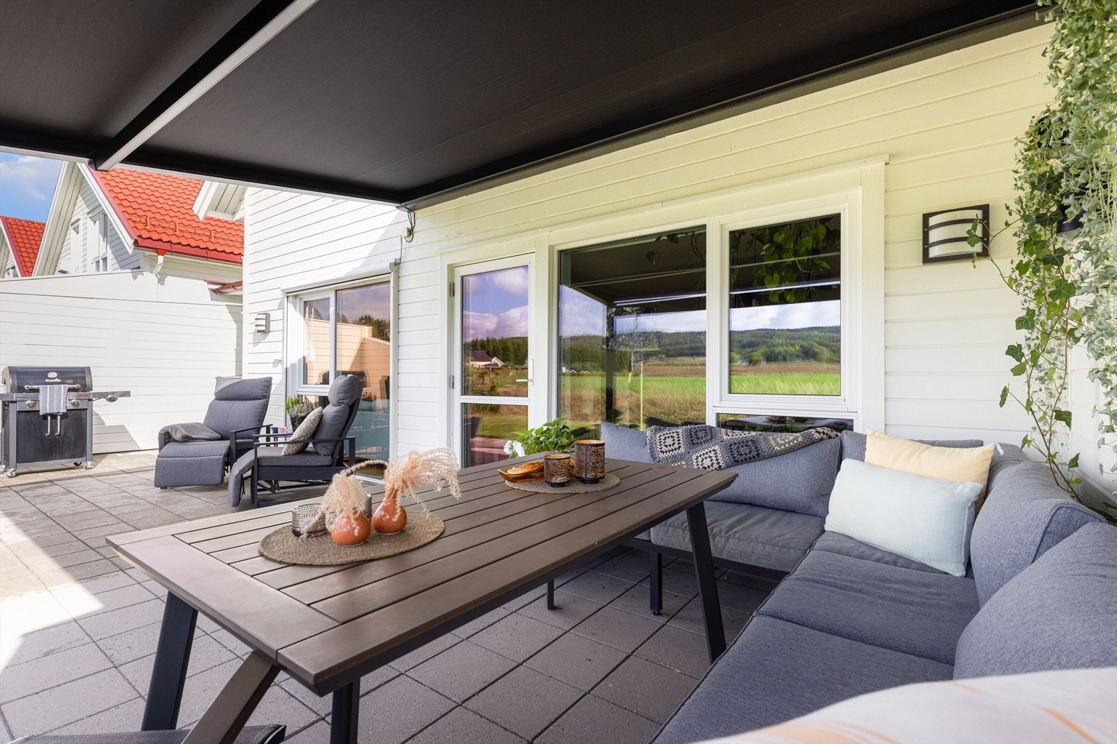 Hagedelen er pent opparbeidet med plen og fint innrammet med tujahekk, mot naboer. Pergola på denne terrassen kan medfølge etter egen avtale. Galleribilde