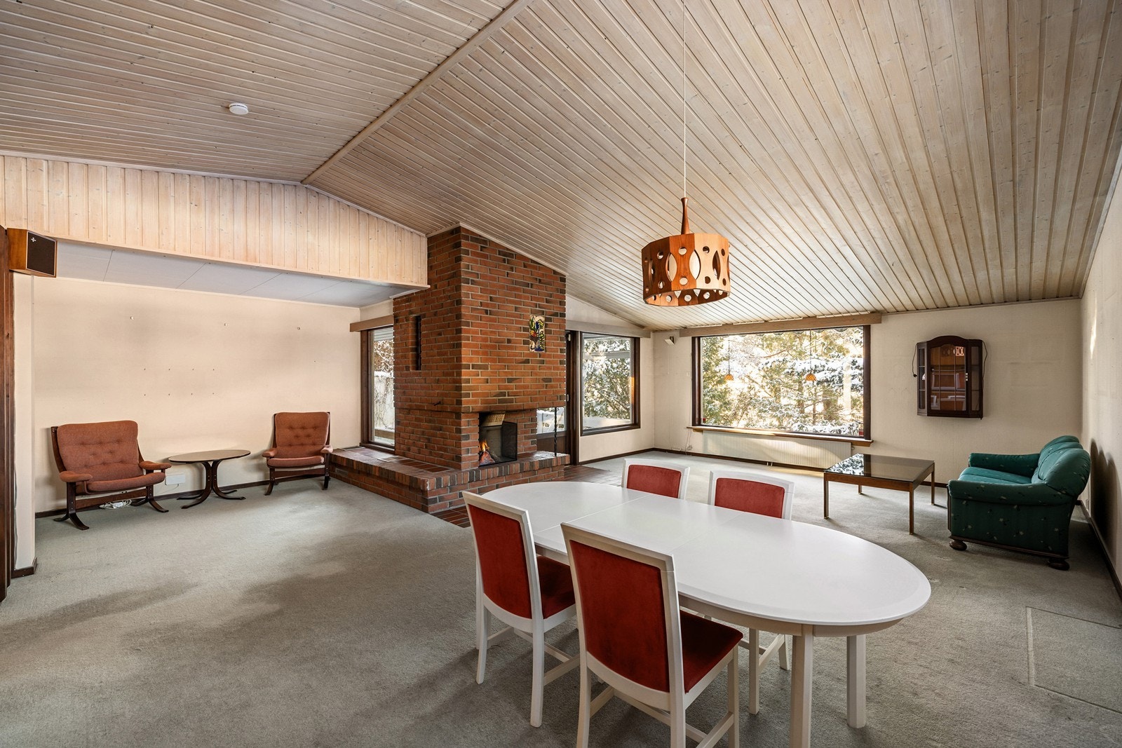 Videre innenfor gangen ligger stuen. Rommet er av fin størrelse, og har generøs takhøyde. Galleribilde