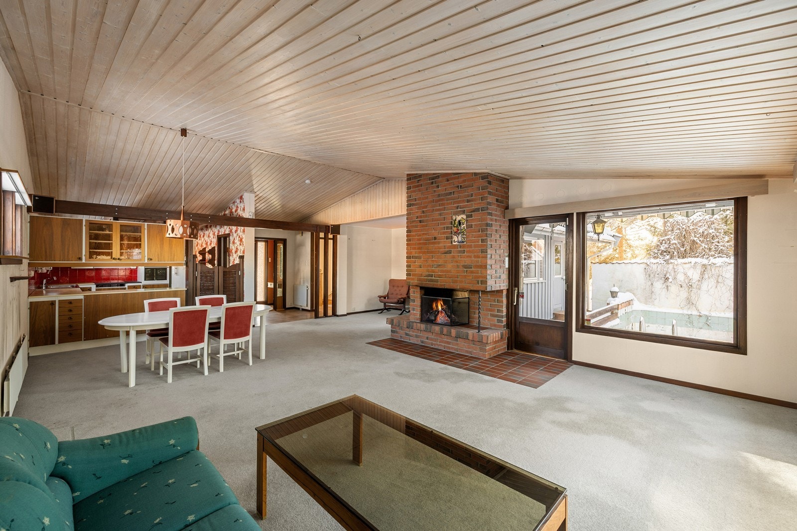 Rommet har store vindusflater som slipper inn rikelig med naturlig lys. Galleribilde