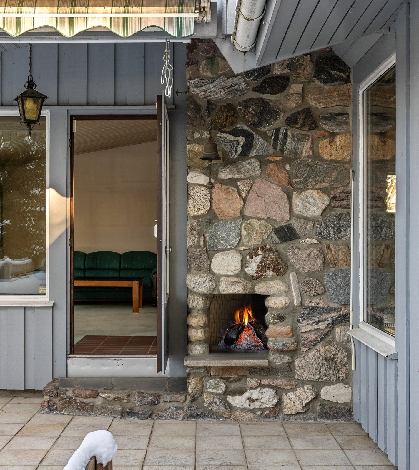 Det er murt opp en utepeis på terrassen, samt montert utebelysning. Galleribilde