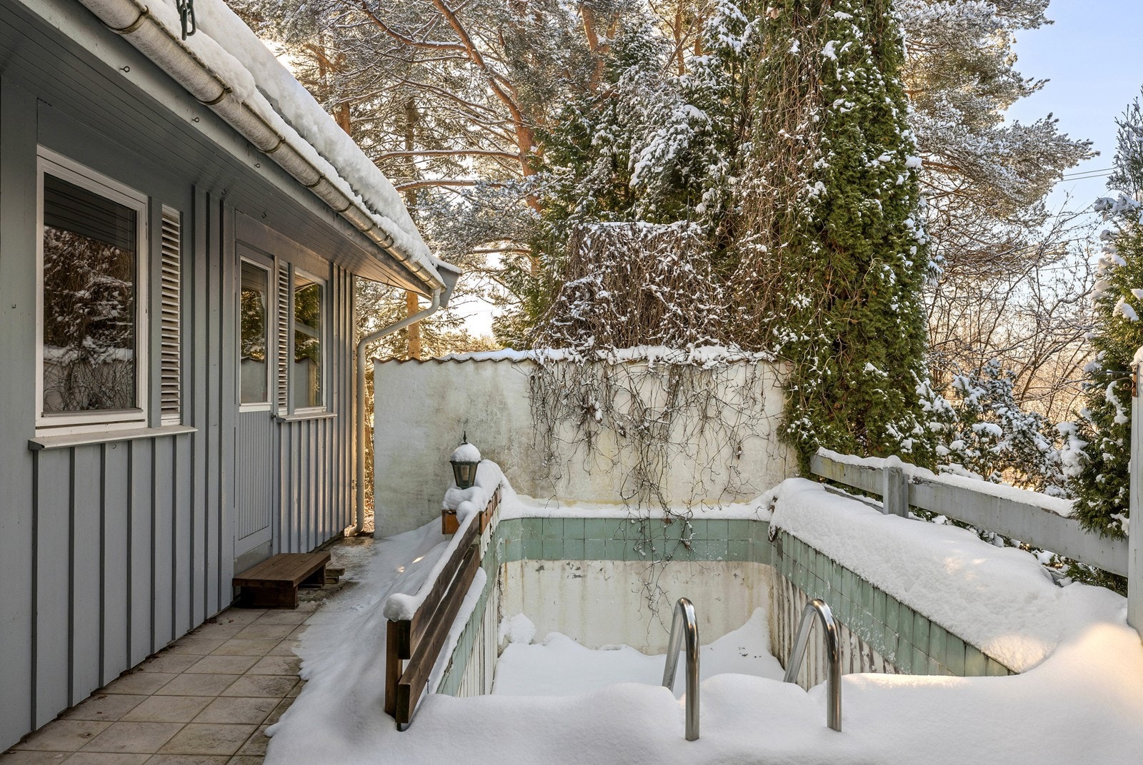 Bassenget er ikke omsøkt, og det foreligger ingen godkjenninger fra kommunen. Galleribilde