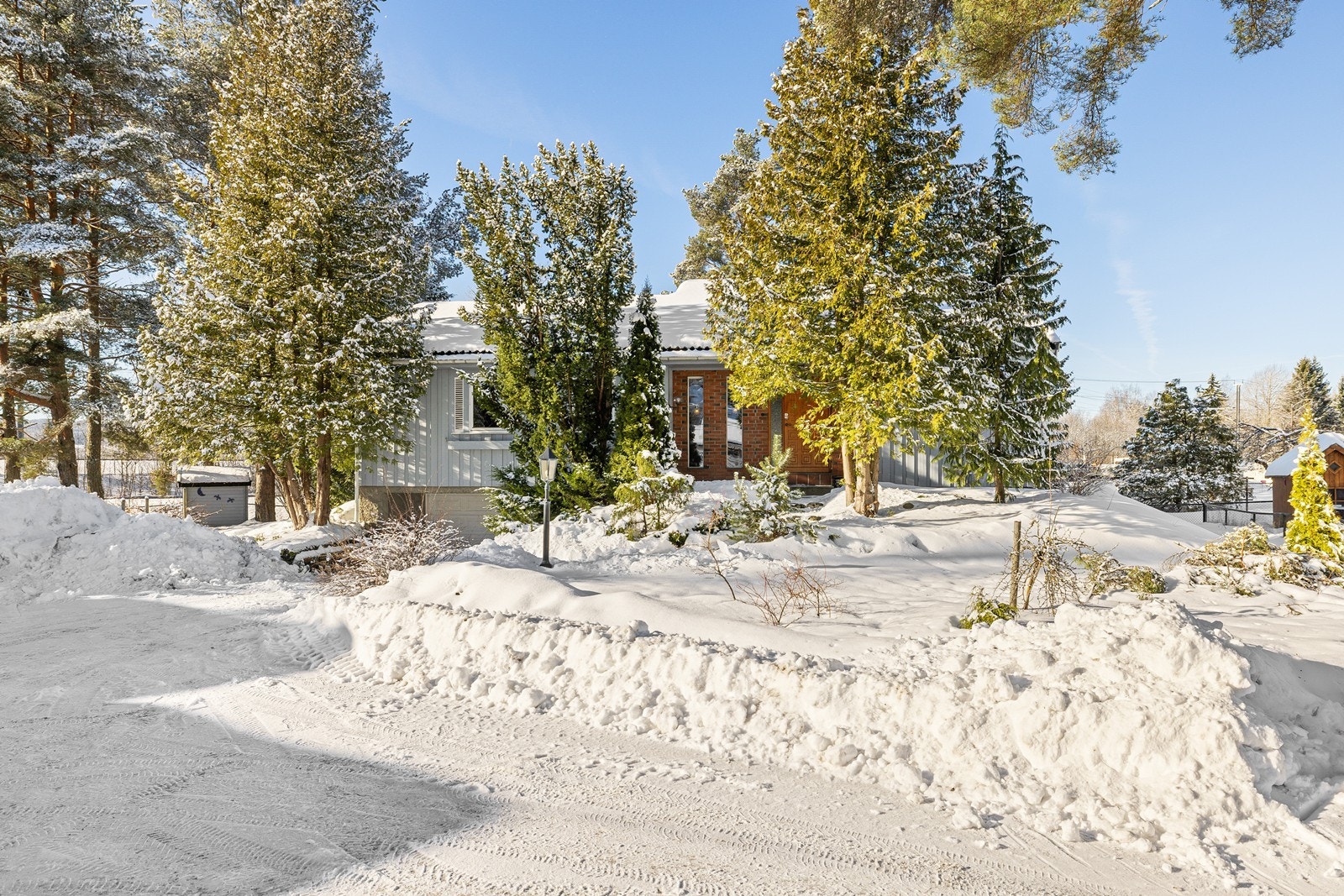 Eiendommen ligger i et sentralt og barnevennlig boligområde på Nerdrum / Fetsund i Lillestrøm kommune, med nærhet til skoler, barnehager, offentlig kommunikasjon, flotte rekreasjonsområder, samt gode servicetilbud. Galleribilde