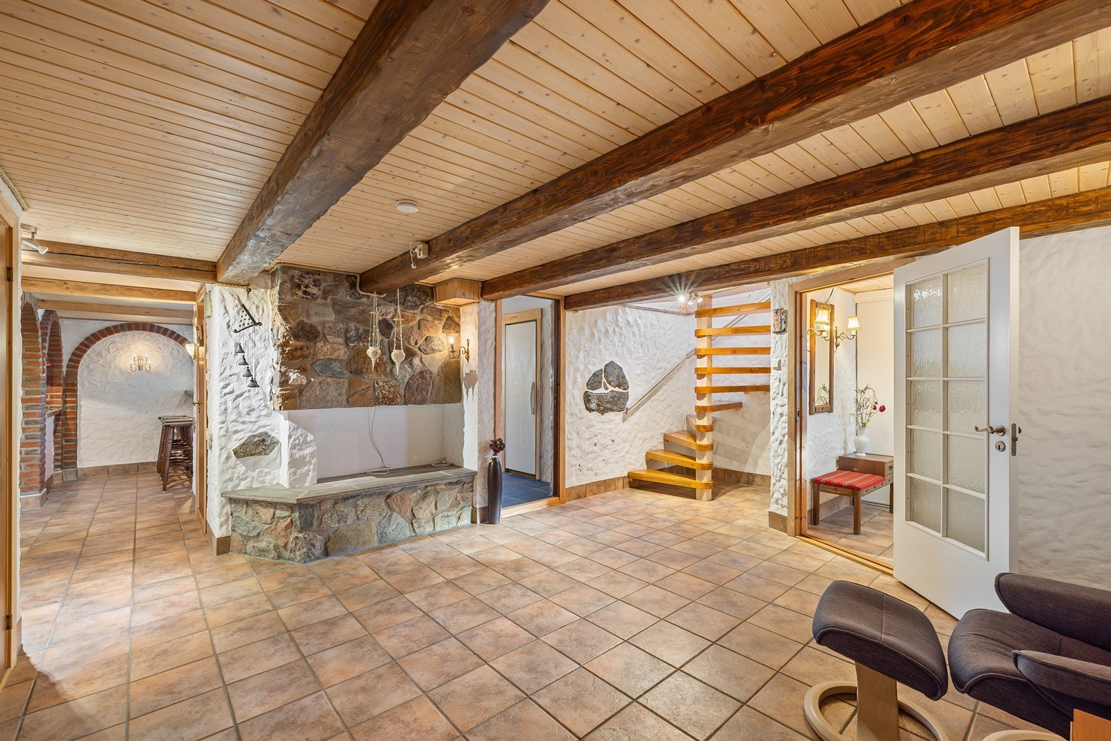 Det framkommer av siste godkjente byggetegninger for eiendommen at kjelleretasjen ble oppført uinnredet. Dermed fremstår rommene som ulovlig innredet, se punktet Ferdigattest for mer informasjon. Galleribilde