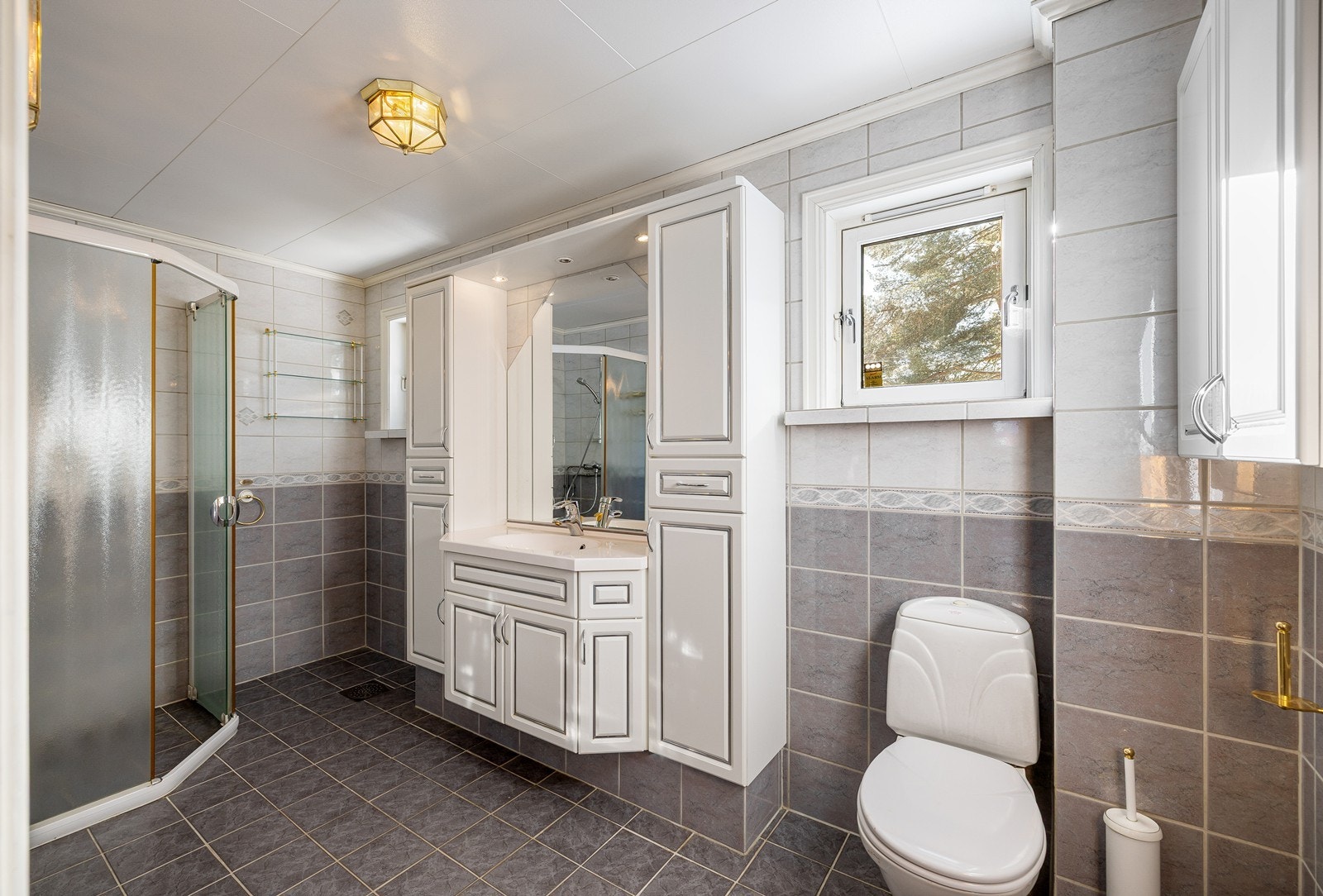 I tillegg er det tilkoblet et vannklosett. Badet har naturlig ventilasjon. Oppussing må påregnes. Galleribilde