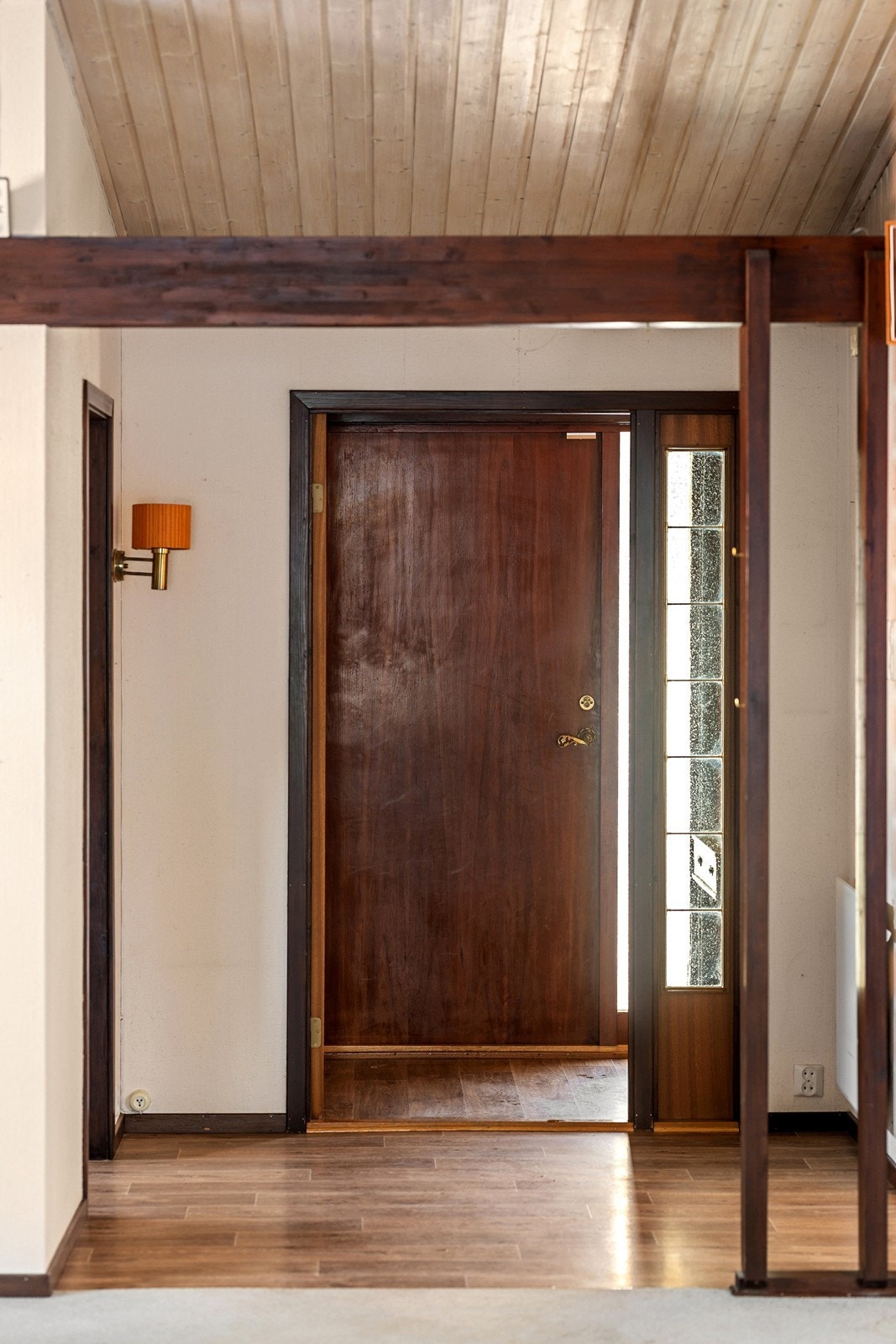 I entréen er det plass til å henge fra seg yttertøy, og videre inne i gangen er det mulighet for å montere garderobeløsning. Galleribilde