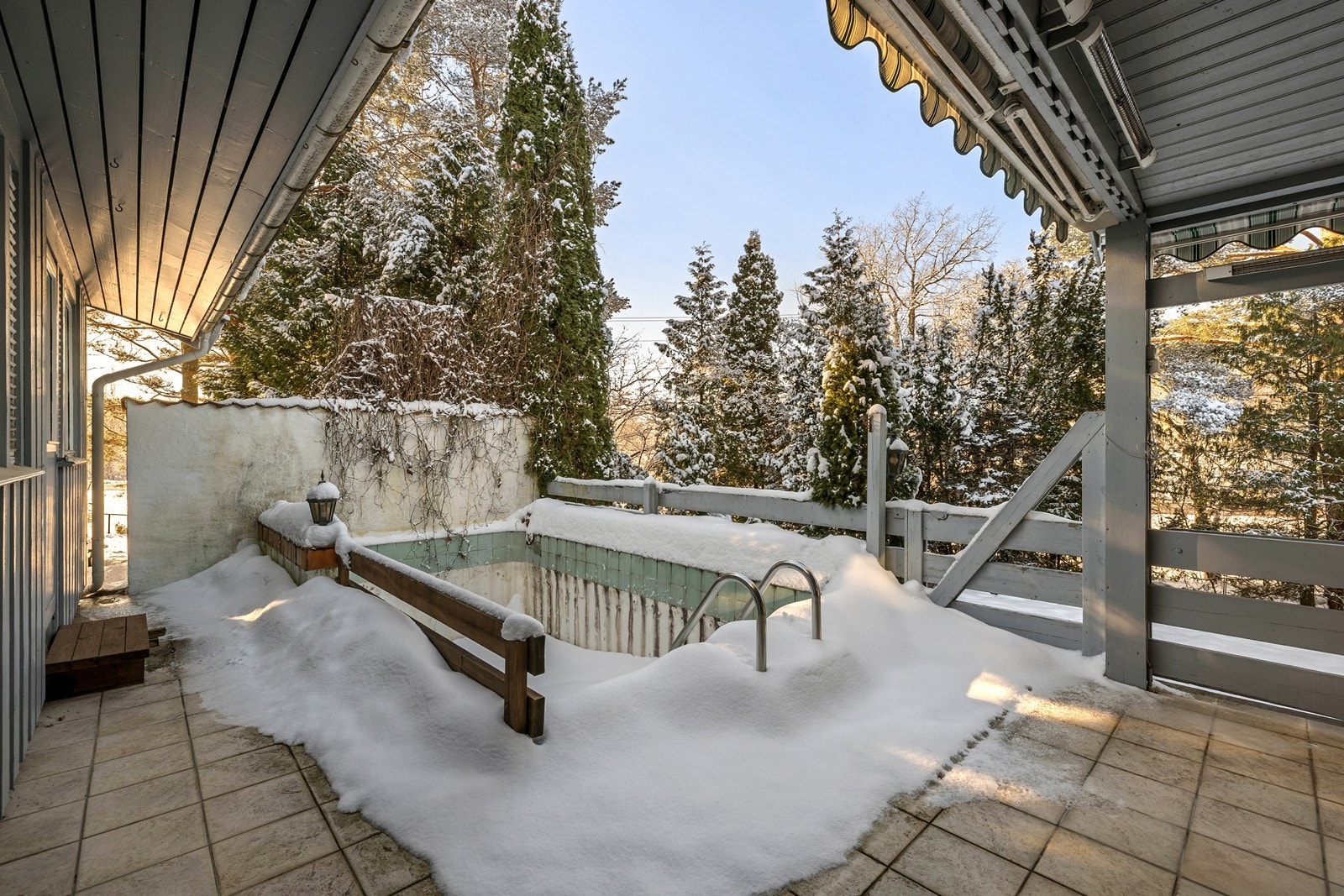 På terrassen er det blitt bygget et basseng på 12 m². Galleribilde