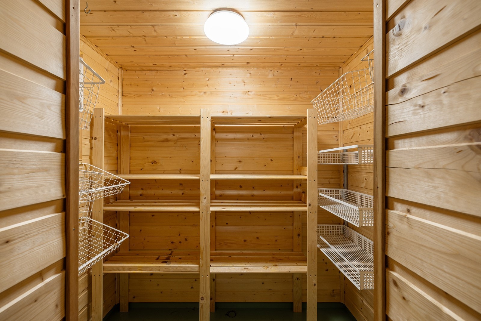 Kjølerommet har malt betong gulv, panel på vegger og himling. Det er montert kjøleaggregat. Galleribilde