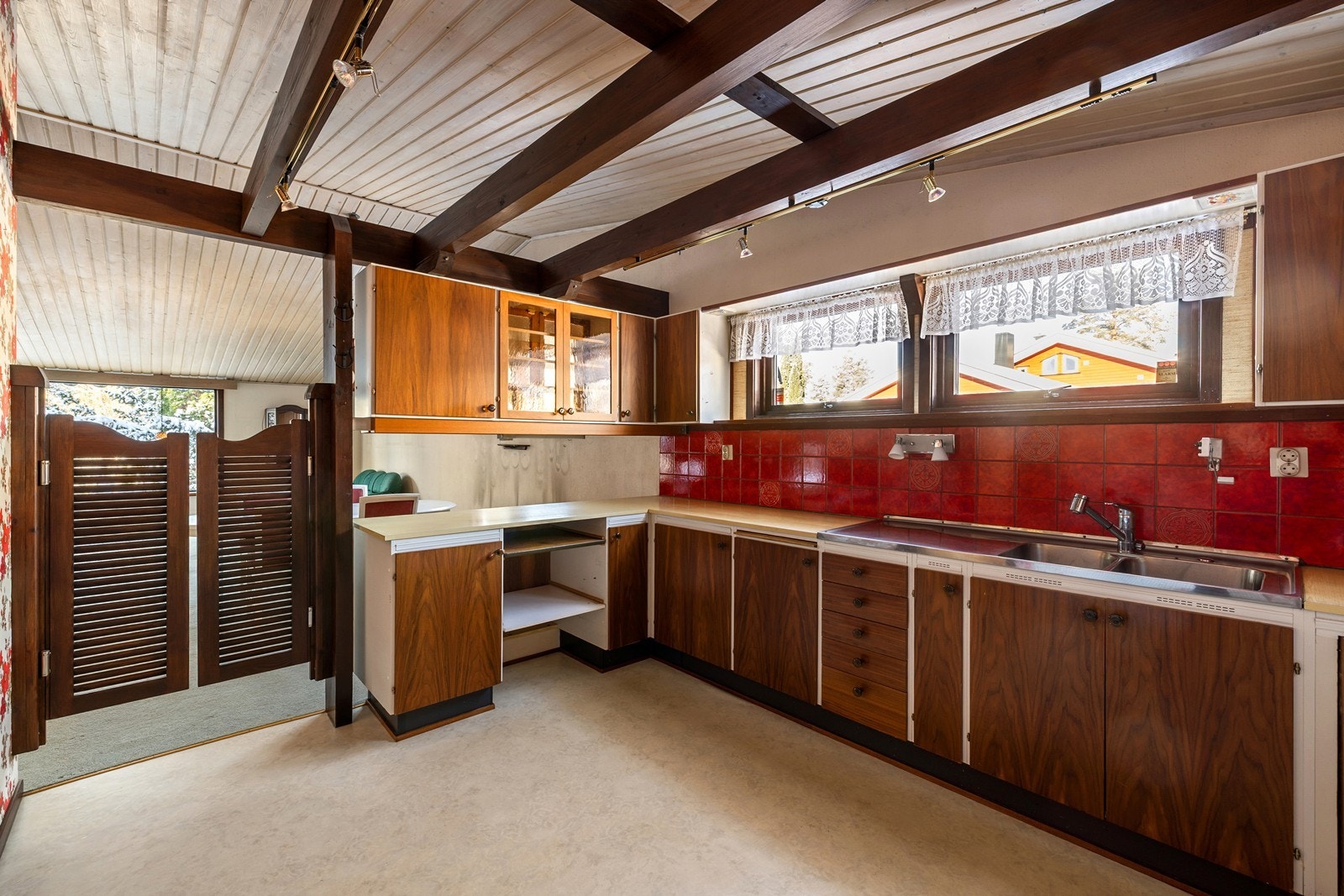 Det er montert en integrert stekeovn og nedfelt platetopp og det er tilkoblet en ventilator over kokeplassen. Det er plass til frittstående kjøleskap (lav type) i egen nisje. Galleribilde