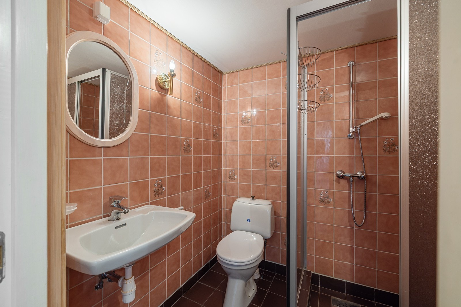 Etasjens bad har eldre standard, og er innredet med servant, speil, dusjsone og vannklosett. Oppussing må påregnes. Galleribilde