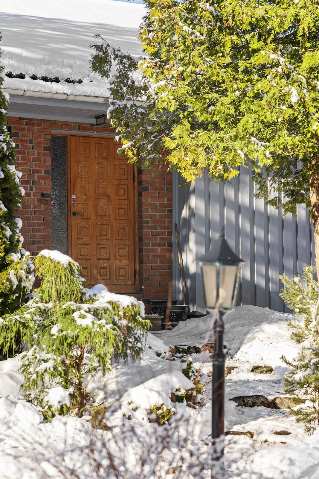 Boligen har et innbydende inngangsparti, med en overbygget adkomsttrapp. Galleribilde