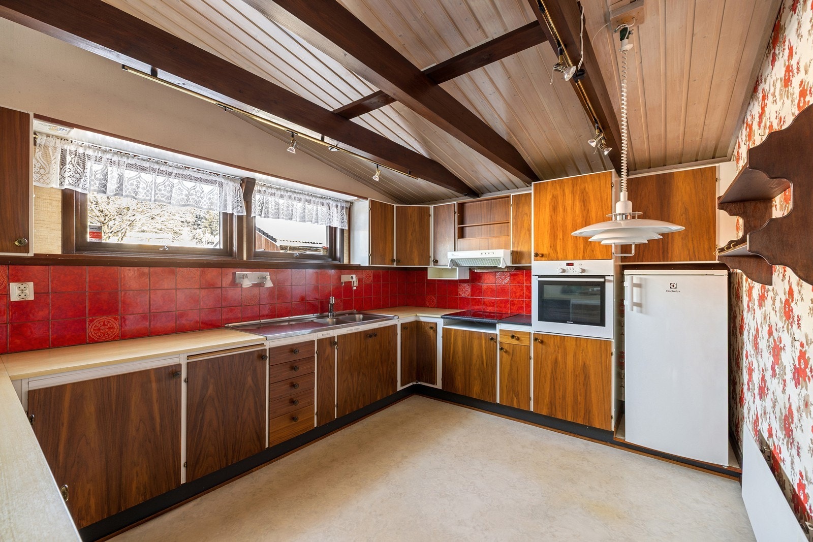 Rommet har en innredning med laminert benkeplate med nedfelt ståloppvaskkum og 1-greps blandebatteri. Galleribilde