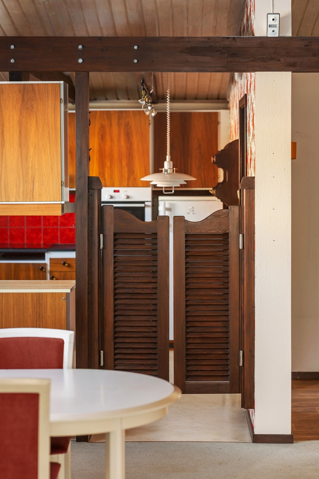 Den retro svingdøra mellom kjøkken og spisestuen er et artig element i rommet. Galleribilde