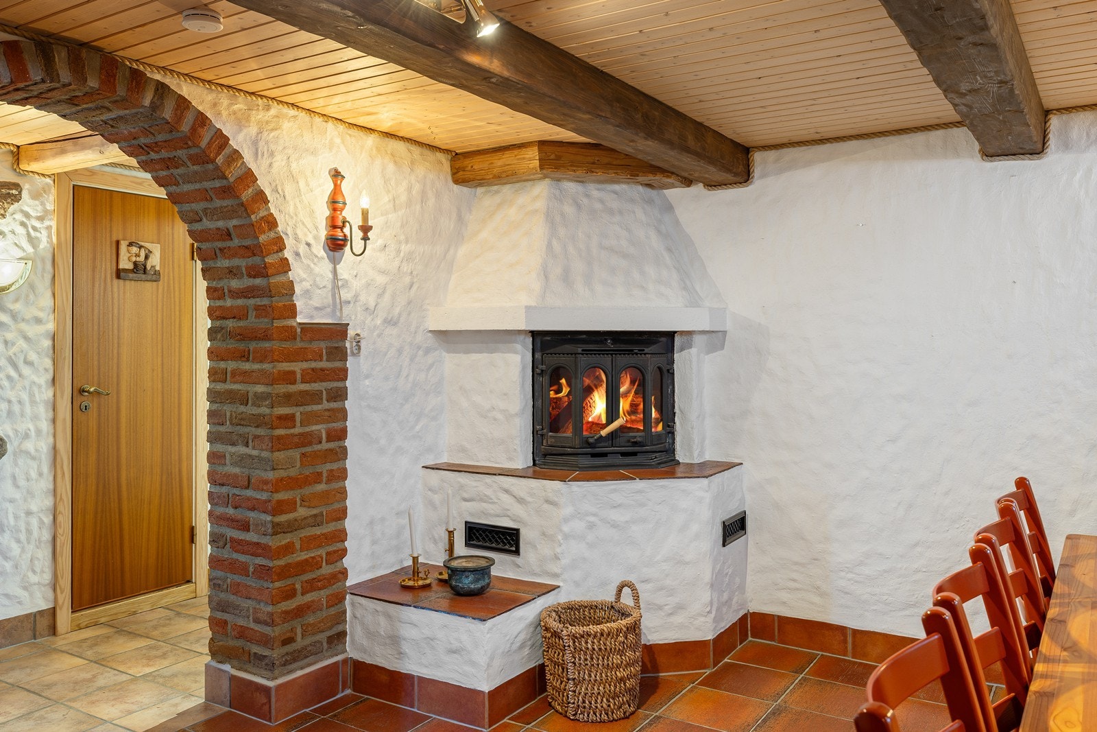 I rommet er det innredet med sittegrupper, langbord og peis. Galleribilde