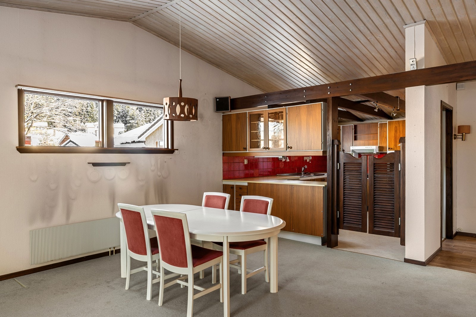 Boligen har et stort kjøkken i 1. etasje, med kule bjelker i taket. Galleribilde