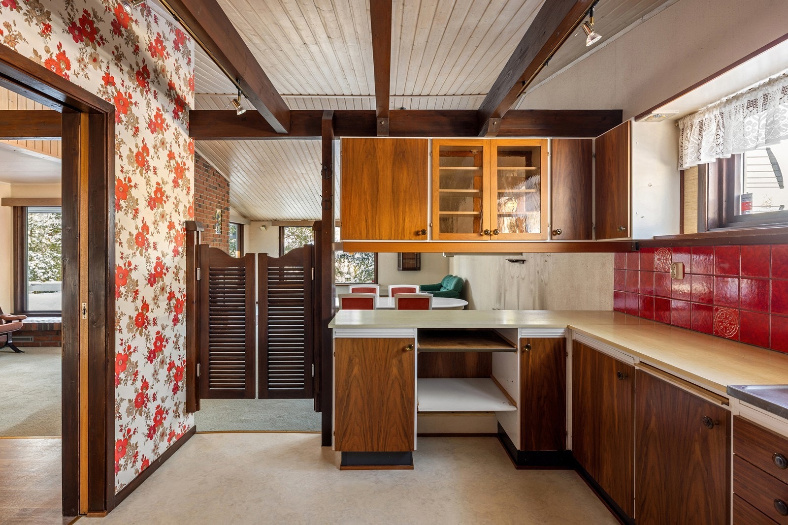 Det er fliser mellom over- og underskapene. Galleribilde