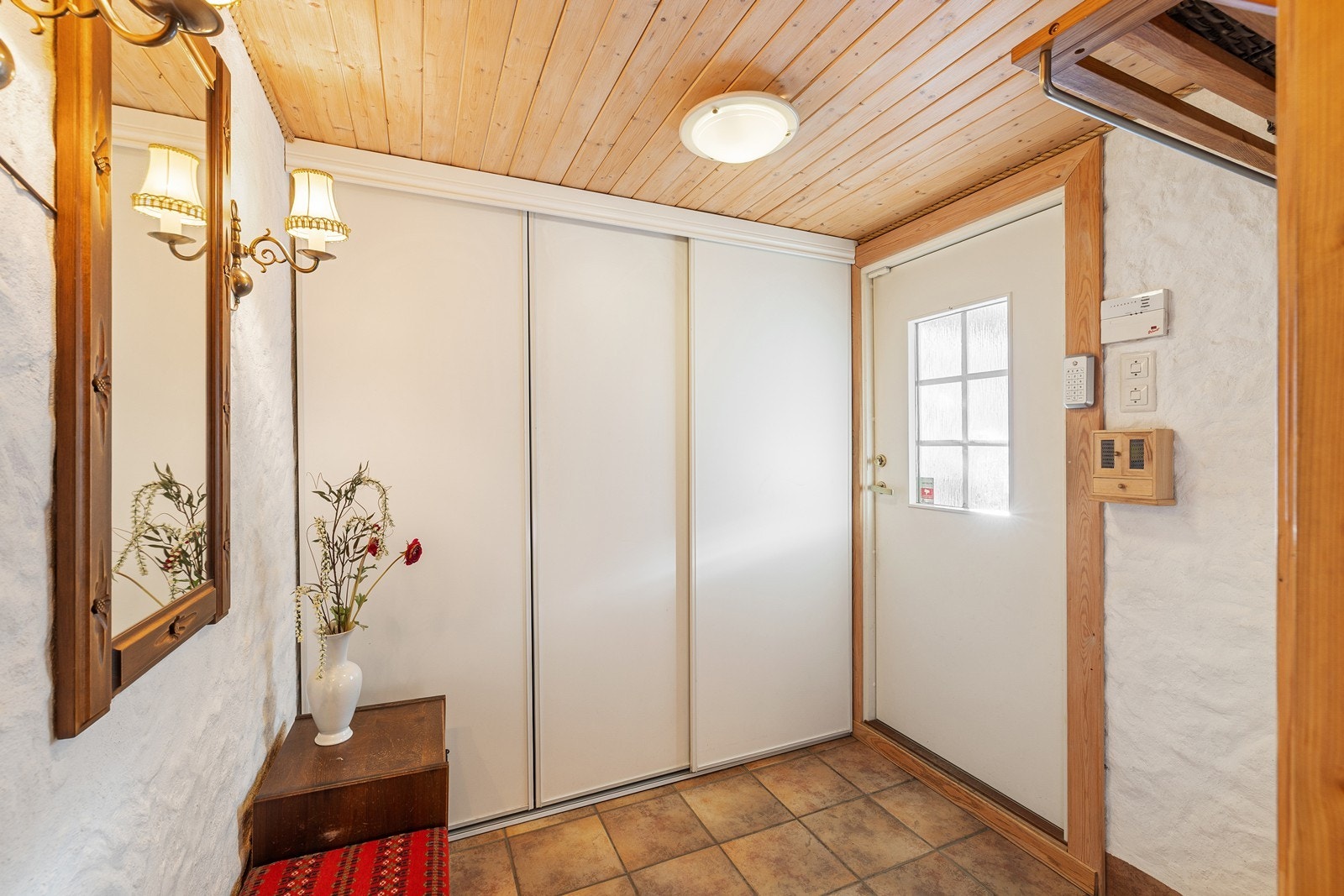 Etasjen har egen entré, med flislagt vindfang. Her er det garderobe med skyvedører. Galleribilde