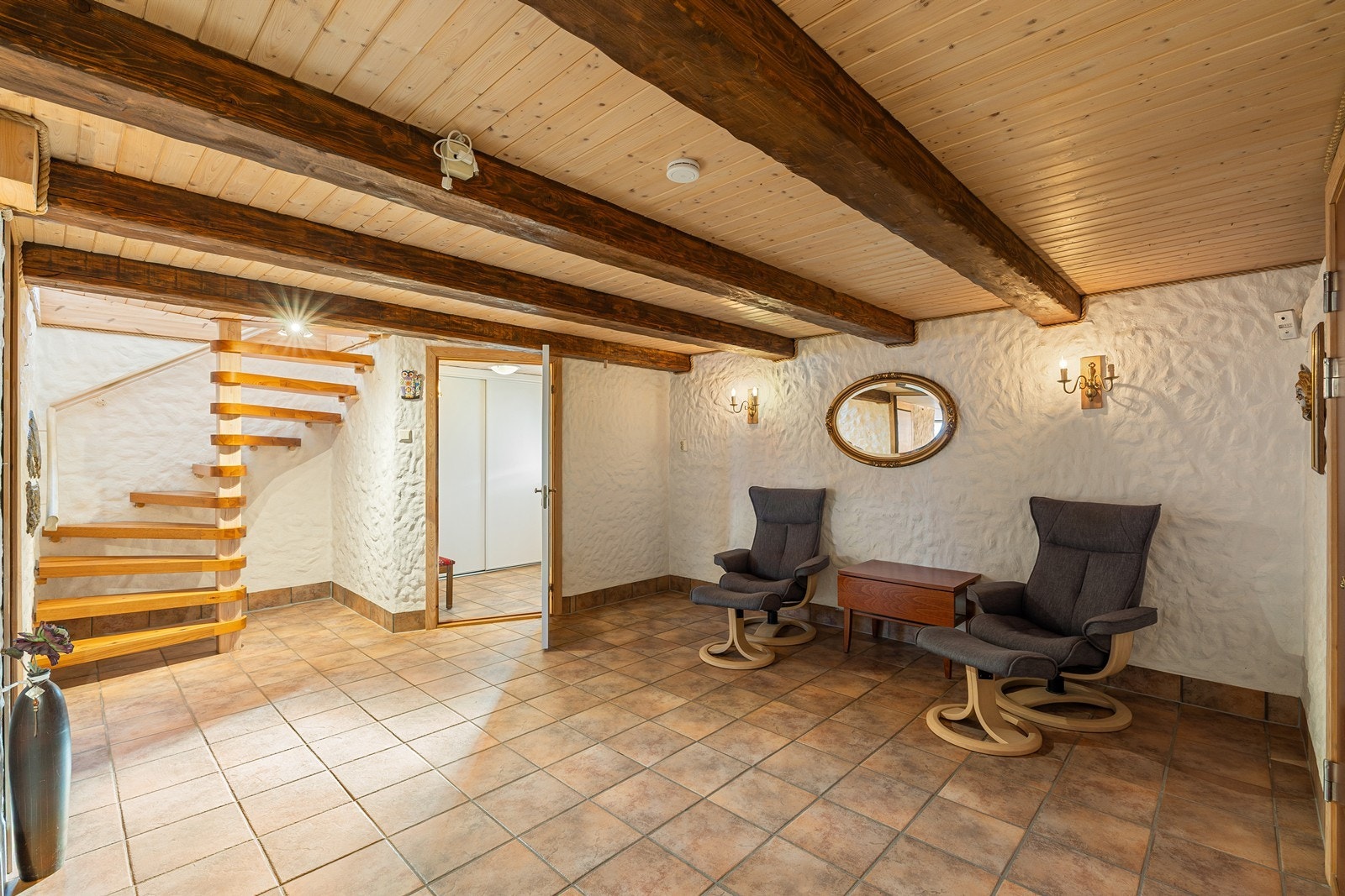 Rommene beskrives i bildeteksten med rombenevnelse basert på hva rommene benyttes som i dag. Galleribilde