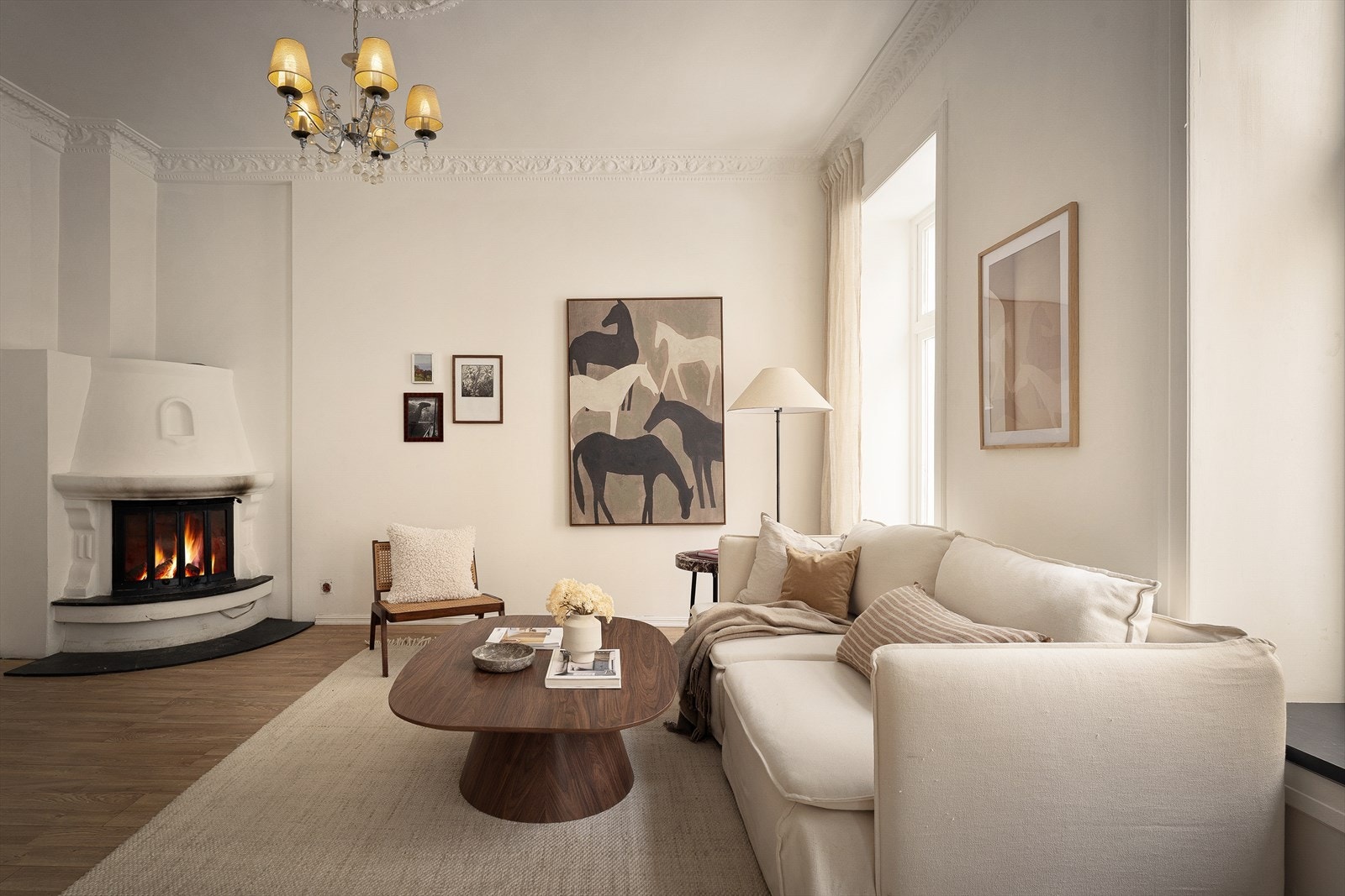 Peisen i stuen gir rommet et lunt preg samtidig som den setter stemningen! Galleribilde