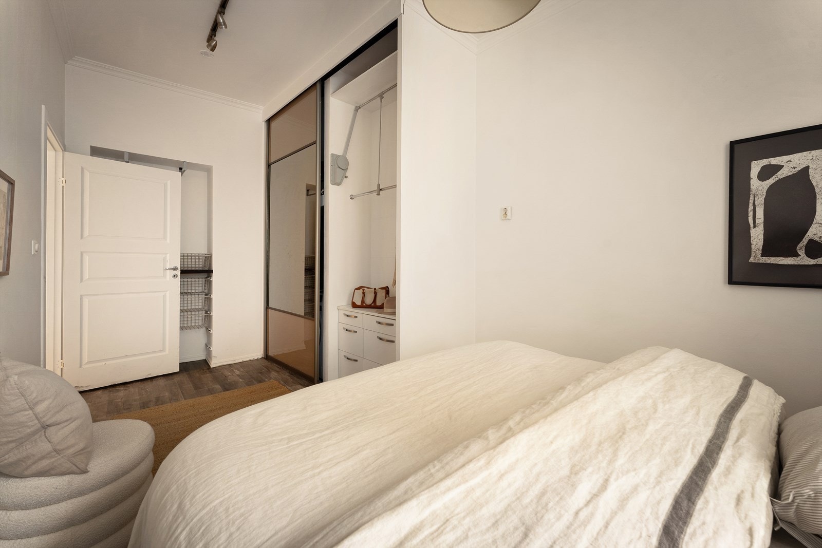 Stort medfølgende garderobeskap gir gode oppbevaringsmuligheter. Her er det flere lagringsmuligheter! Galleribilde