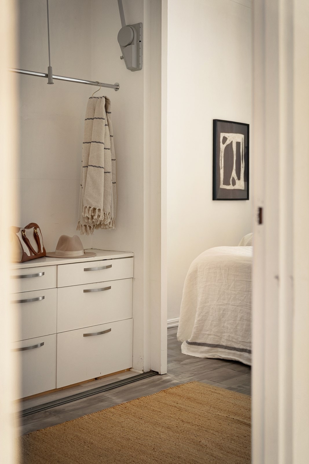 Garderobeskapet har rikelig med oppbevaringsplass. Galleribilde