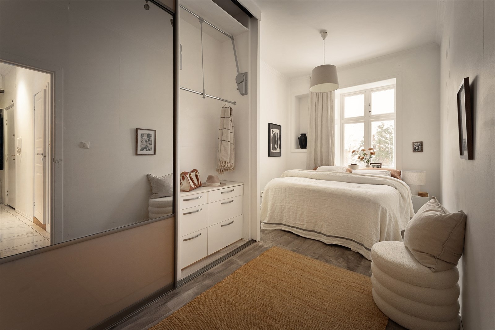 Stort soverom med god plass til dobbeltseng og tilhørende møblement. Galleribilde