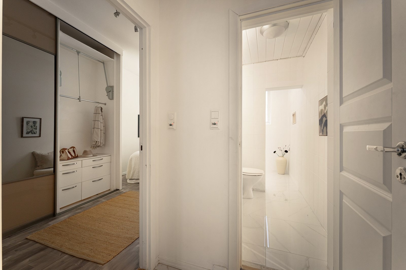 Eldre baderom med inngang fra entréen. Galleribilde