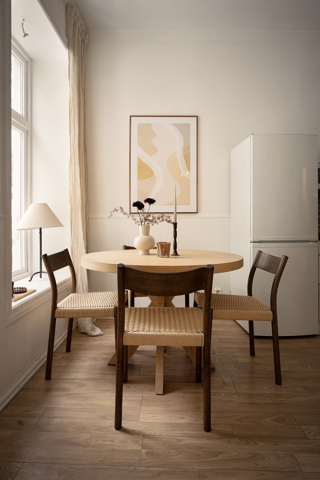 Den hyggelige spiseplassen på kjøkkenet lager et perfekt samlingspunkt for besøk av familie og venner. Galleribilde