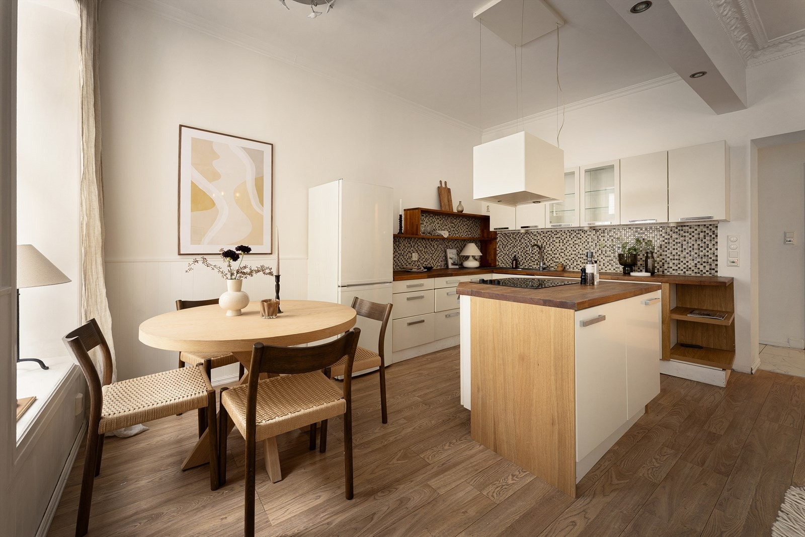 Kjøkkenet er av god størrelse med god skap og benkeplass. Praktisk kjøkkenøy deler kjøkkenet fint opp. Galleribilde