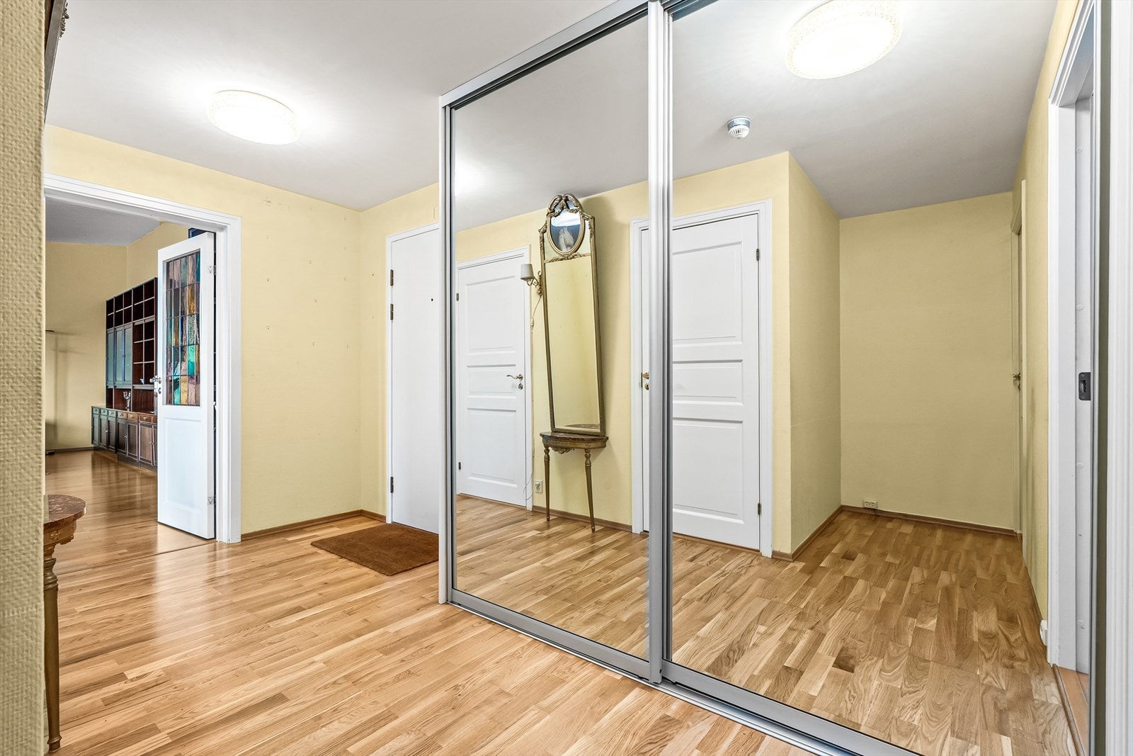 Stor skyvedørsgarderobe med speilfronter i gangen. Galleribilde