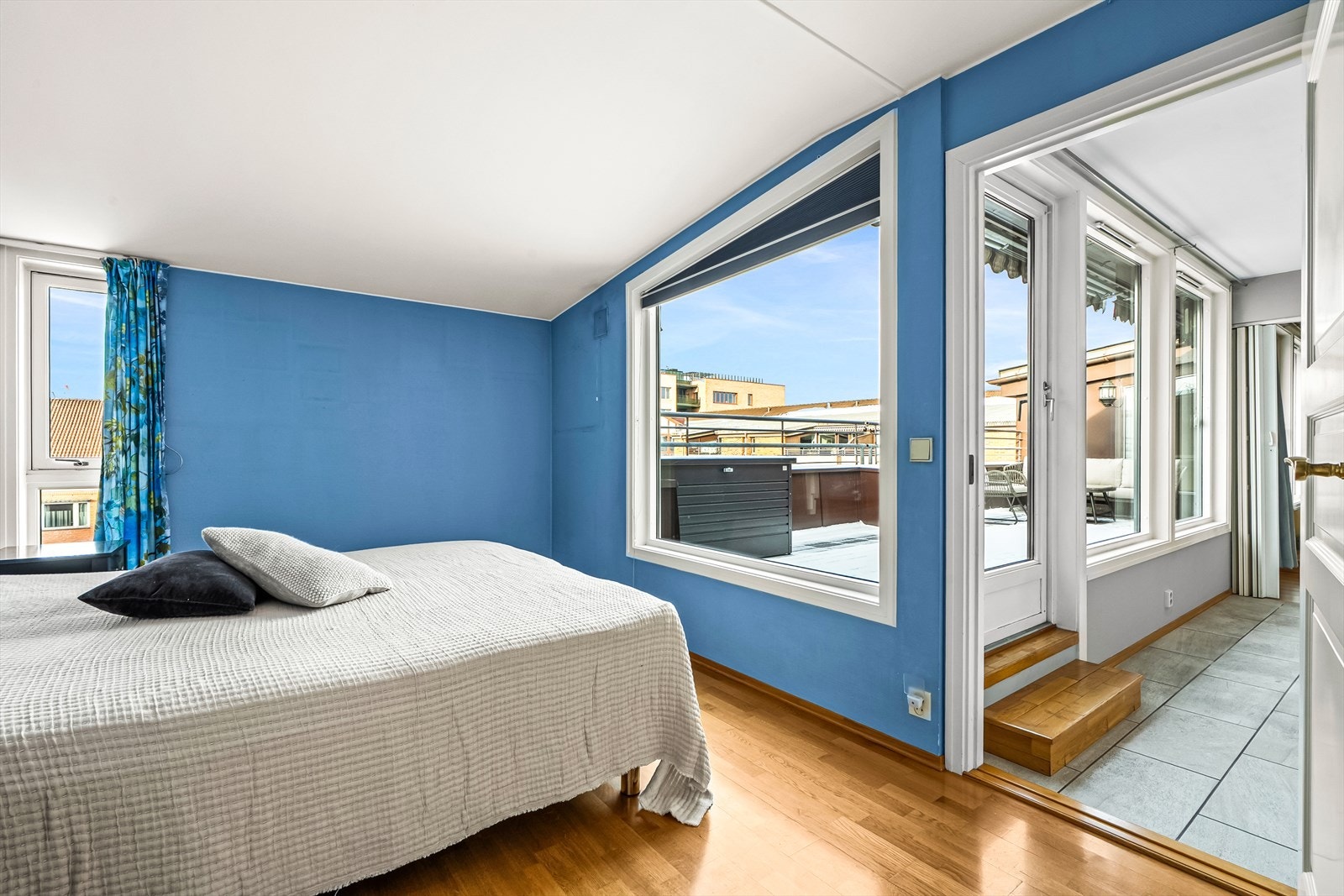 Hovedsoverom på ca. 13 m² med adkomst fra kjøkkenet og direkte adkomst til bad. Galleribilde