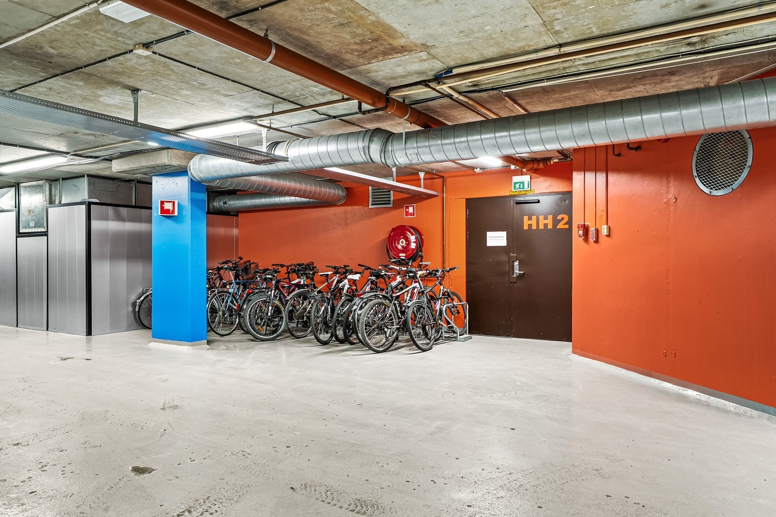 Det er også sykkelparkering i kjelleren. Galleribilde