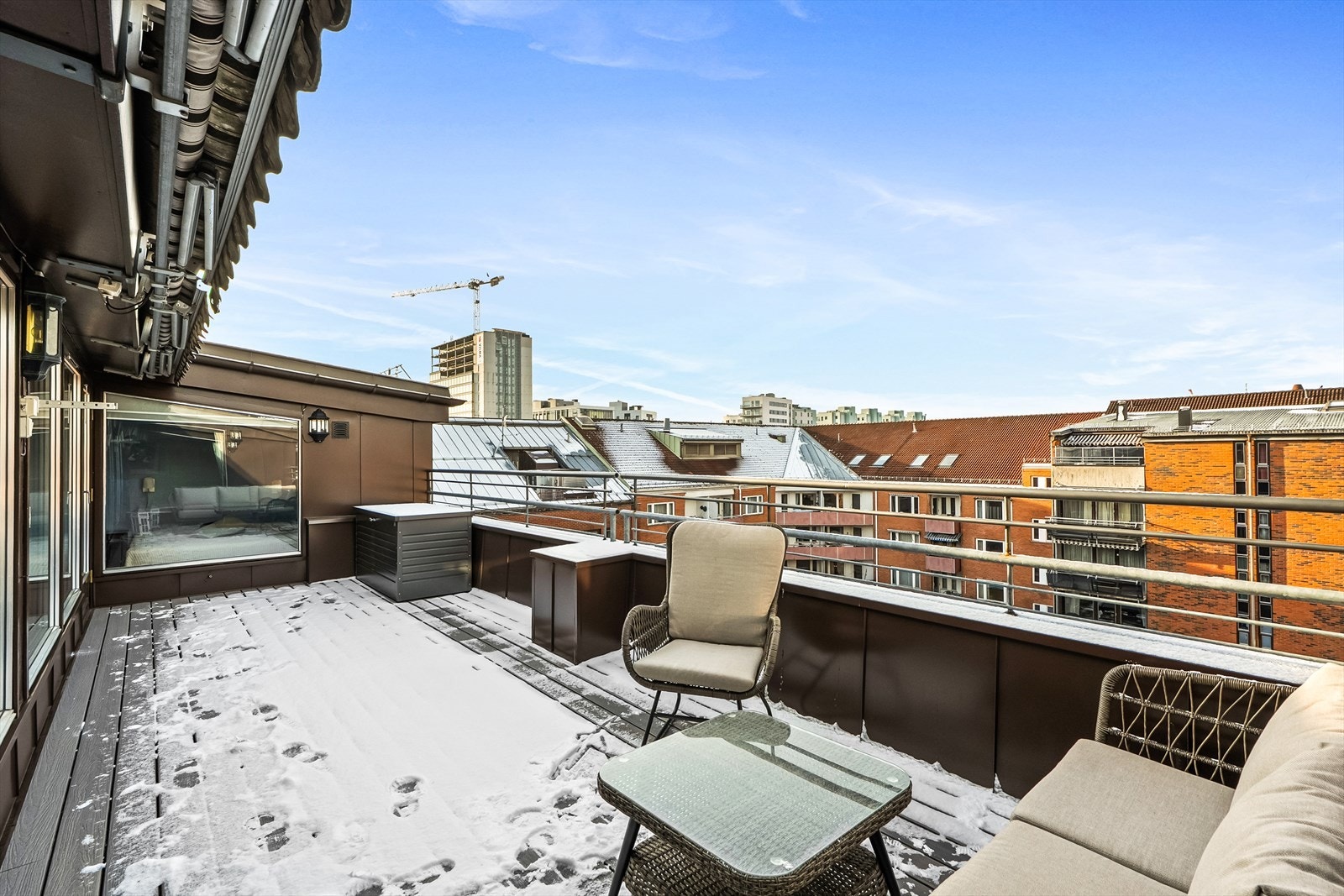 Stor, privat og nordvestvendt takterrasse på ca. 24 m². Her er det god plass til både sittegruppe, spisebord, solseng og grill. Galleribilde