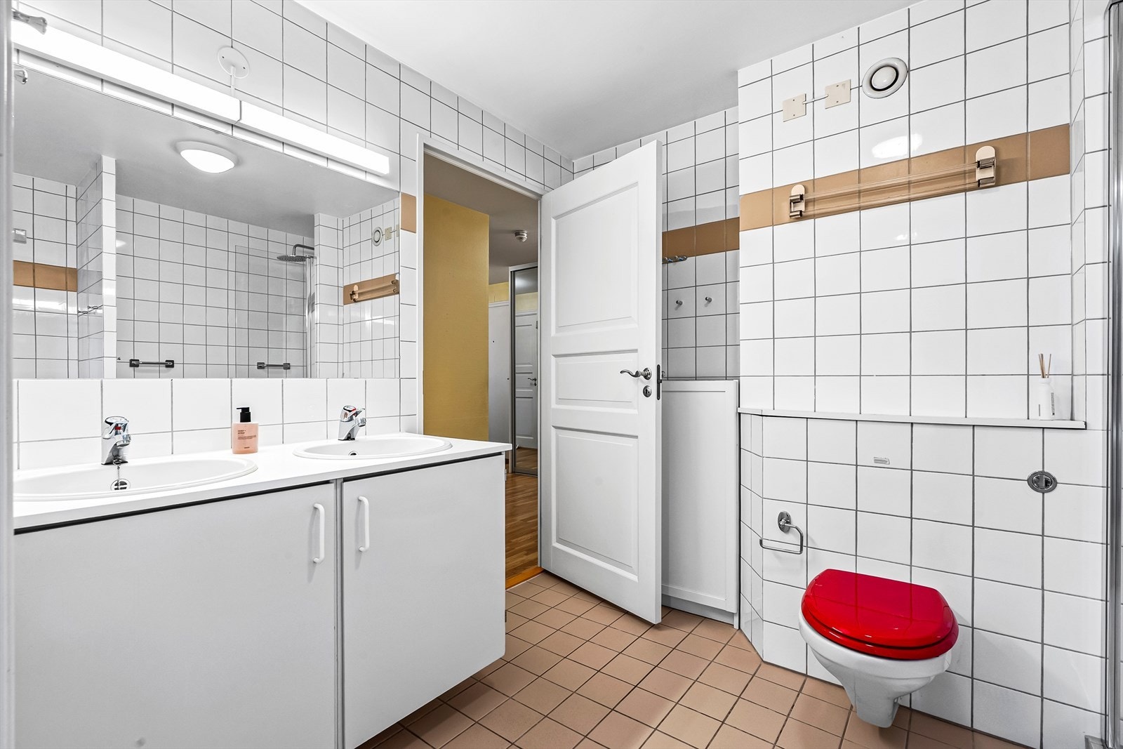 Det er ikke gjort en totalrenovering av badet og øvrige deler av våtrommet er derfor fra byggeåret. Badet har også adkomst fra gangen ved entréen. Galleribilde