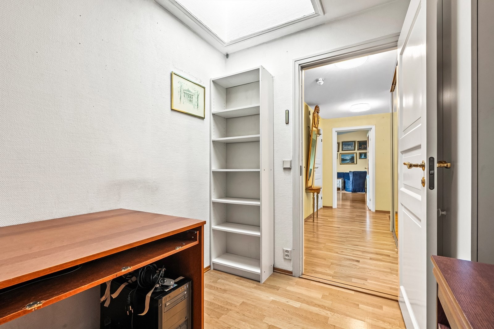 Soverom på ca. 7 m² med takvindu. Rommet har adkomst fra gangen. Galleribilde