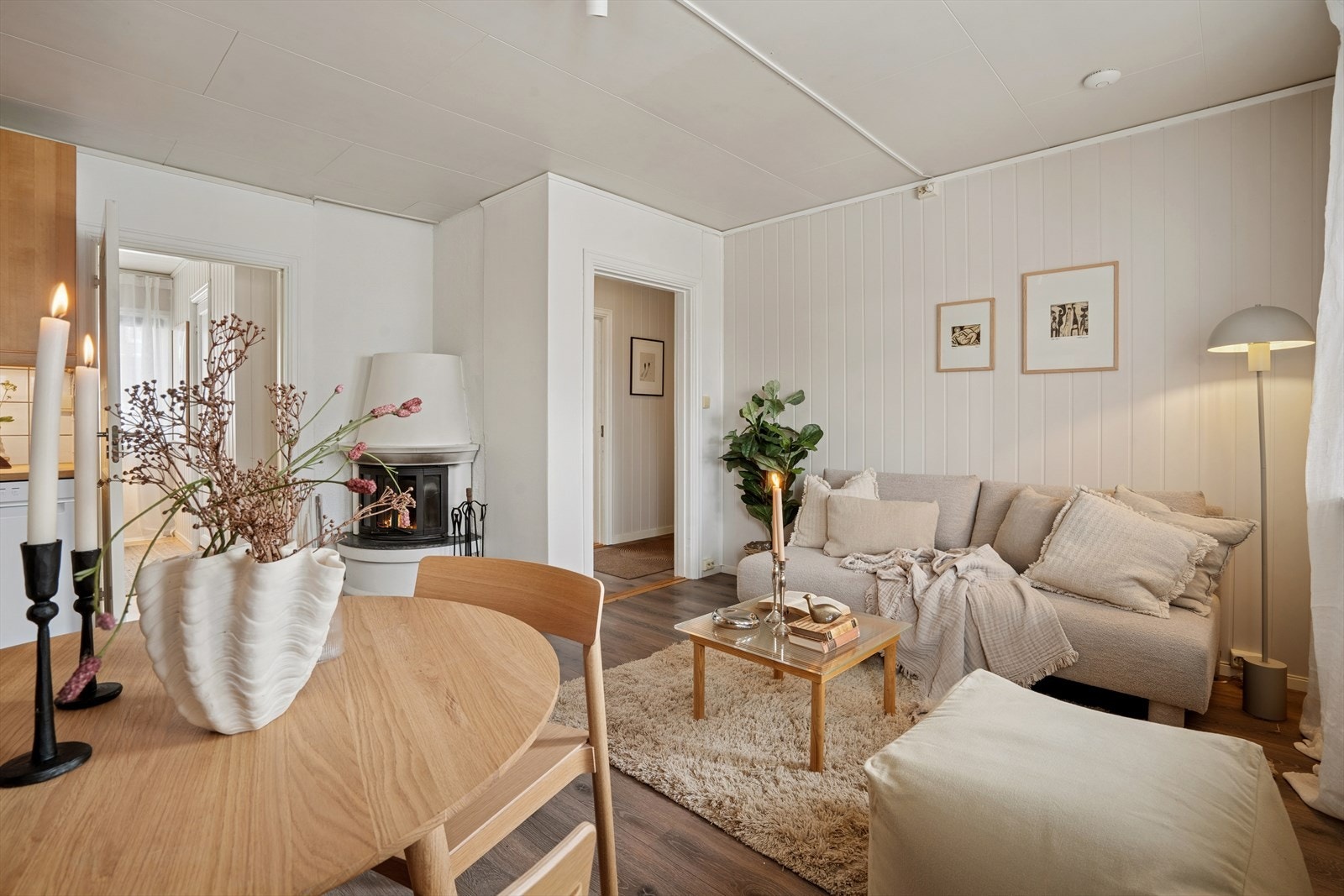 Stuen har god plass til sofa og tilhørende møblement. Galleribilde