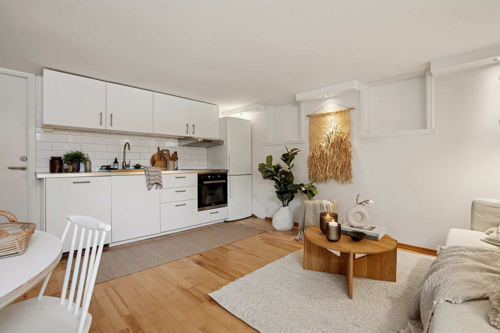 Lyst og trivelig kjøkken etablert i år 2016. Med integrerte hvitevarer som platetopp, stekeovn, oppvaskmaskin og frittstående kjøleskap/frys. Hvitevarene medfølger. Galleribilde