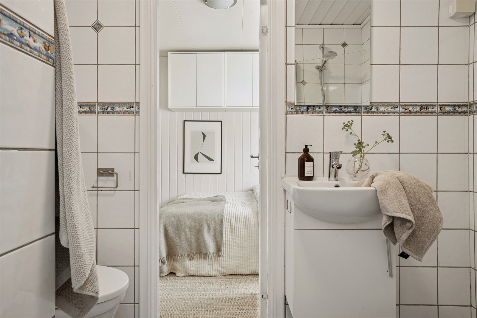 Baderommet i 1. etasje har enkel adgang fra begge soverom Galleribilde