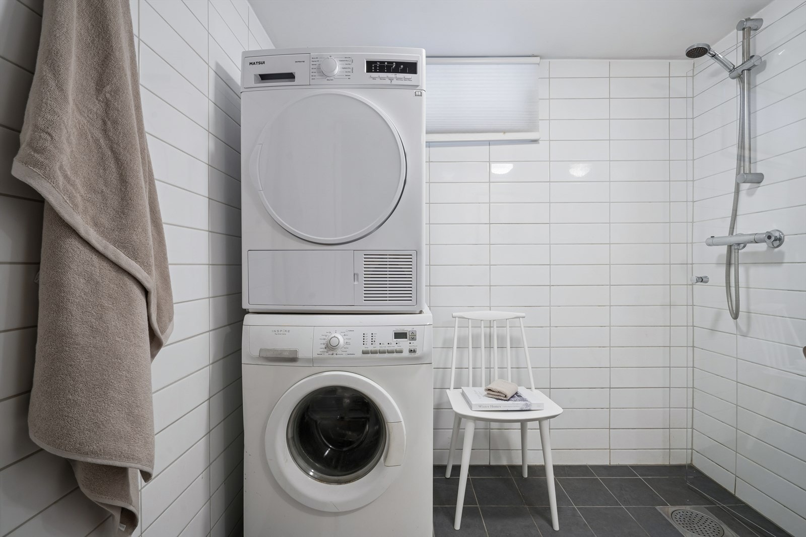 God plass til vaskemasking og tørketrommel på baderom i boligens kjelleretasje Galleribilde