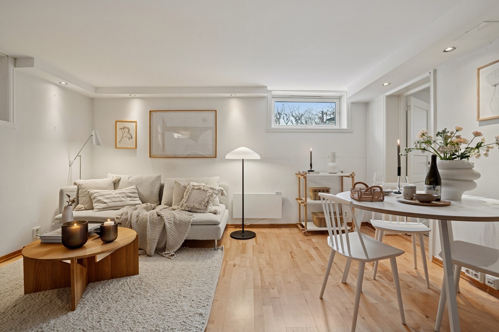 Praktisk og hyggelig innredet rom, rommet er innredet som en kjellerstue Galleribilde