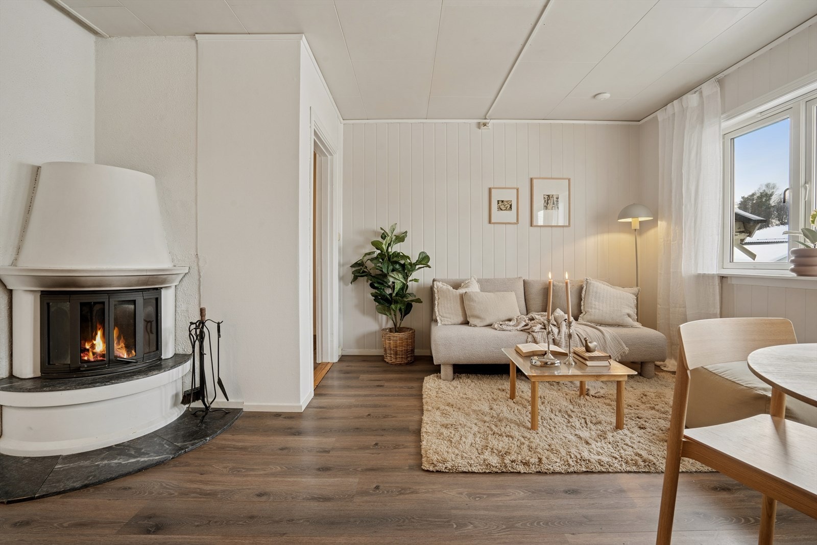 Stue har klassisk og koselig peis Galleribilde