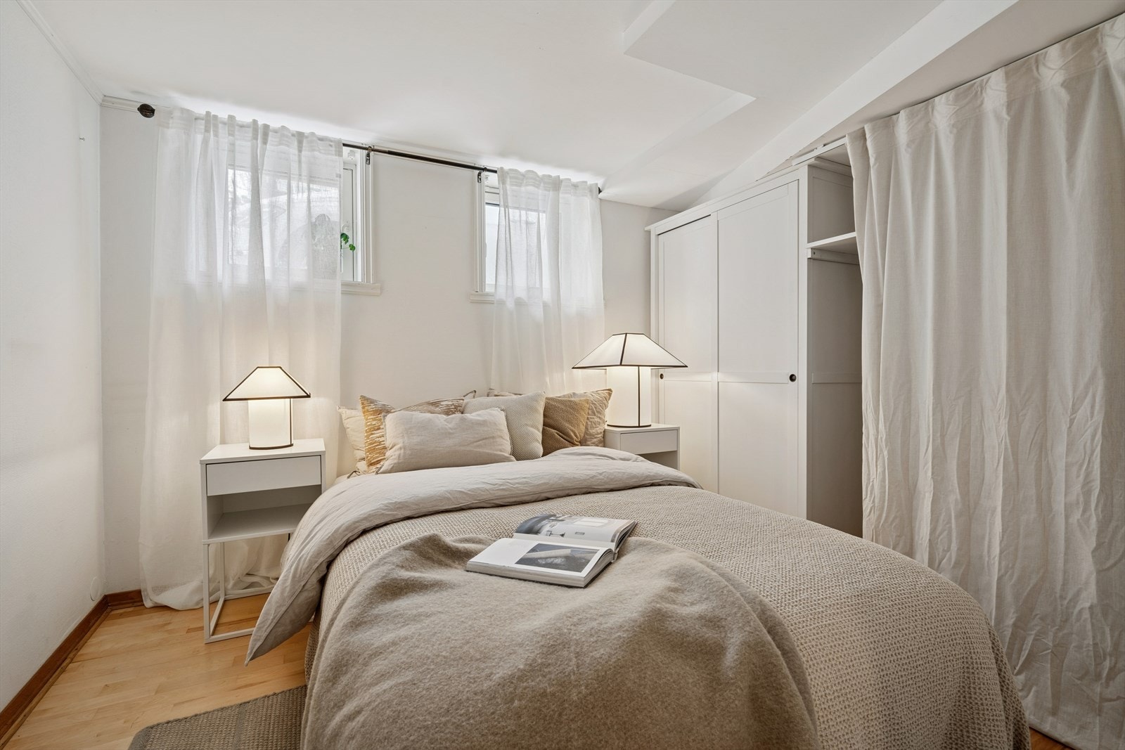 Romslig disponibelt rom med garderobeskap og hyller som gir gode lagringsmuligheter. Galleribilde