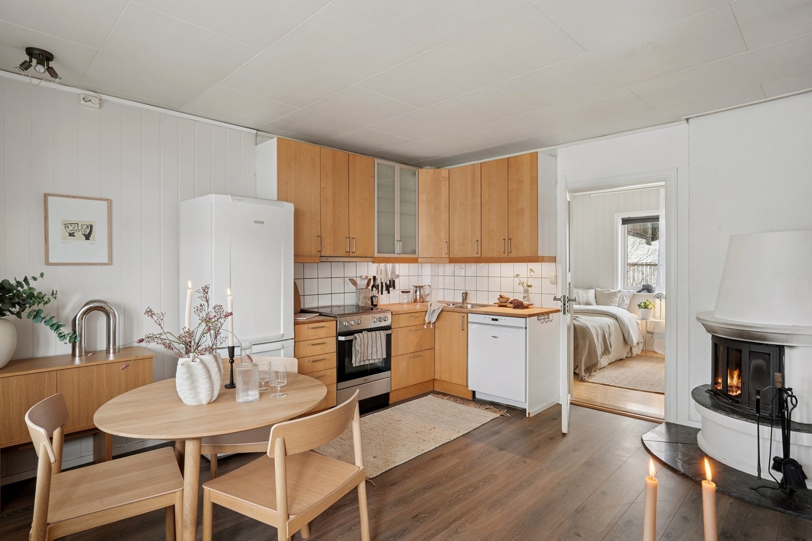 Kjøkkenet har heltre benkeplate og frittstående hvitevarer som platetopp, oppvaskmaskin, stekeovn og kjøleskap/frys som medfølger. Galleribilde