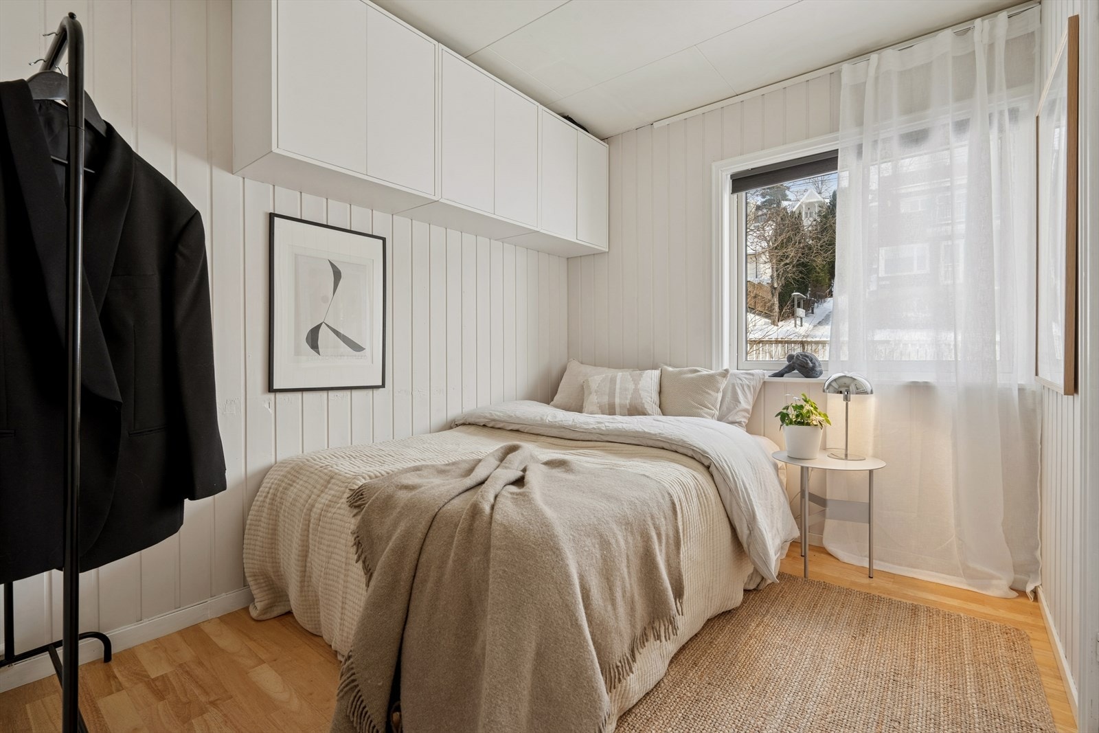 Soverom med plass til både seng og garderobeskap. Fastmonterte skap medfølger. Stort vindu som gir godt med lys. Galleribilde