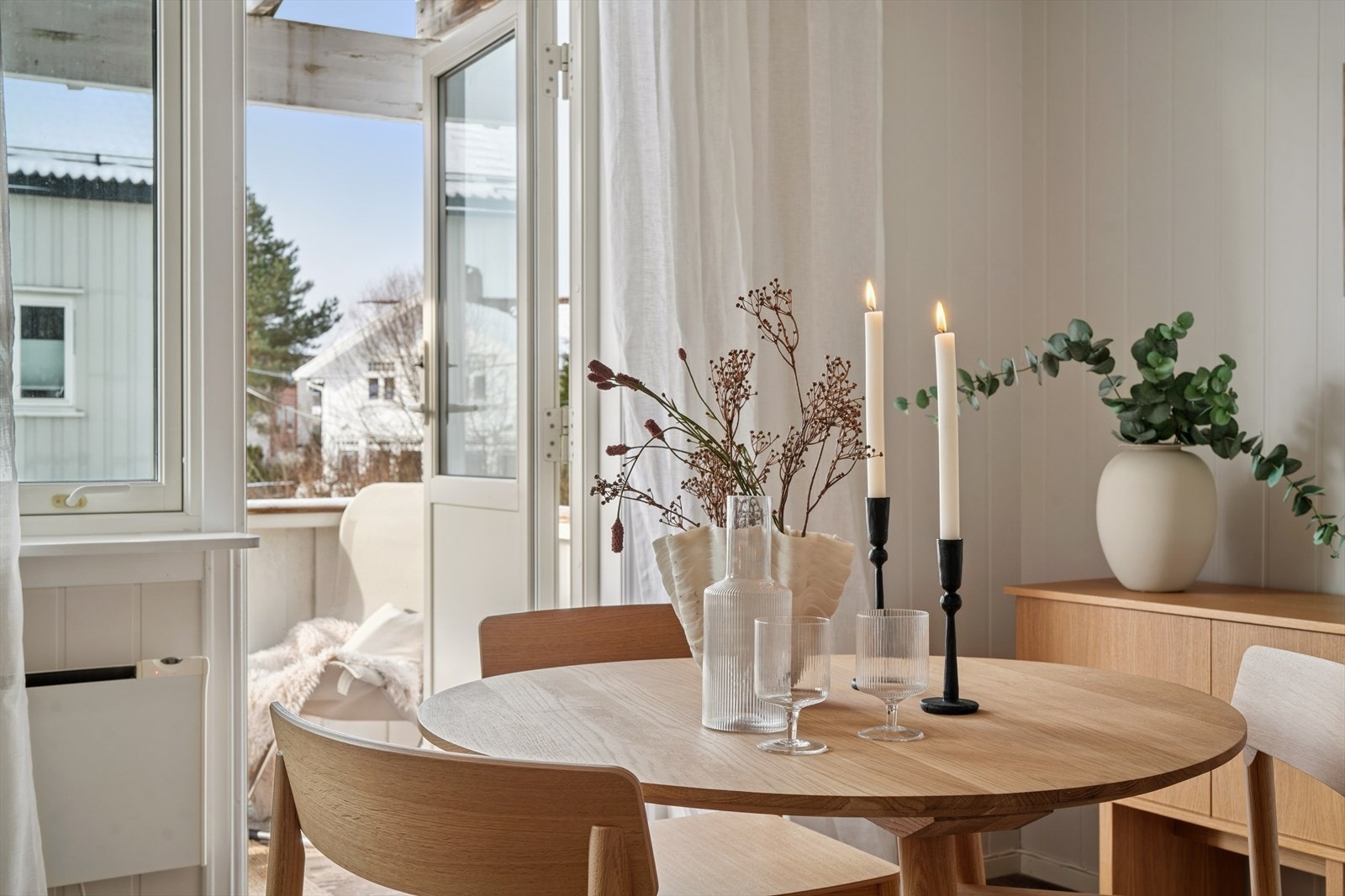 Hyggelig spiseplass mellom kjøkken og stue. Galleribilde