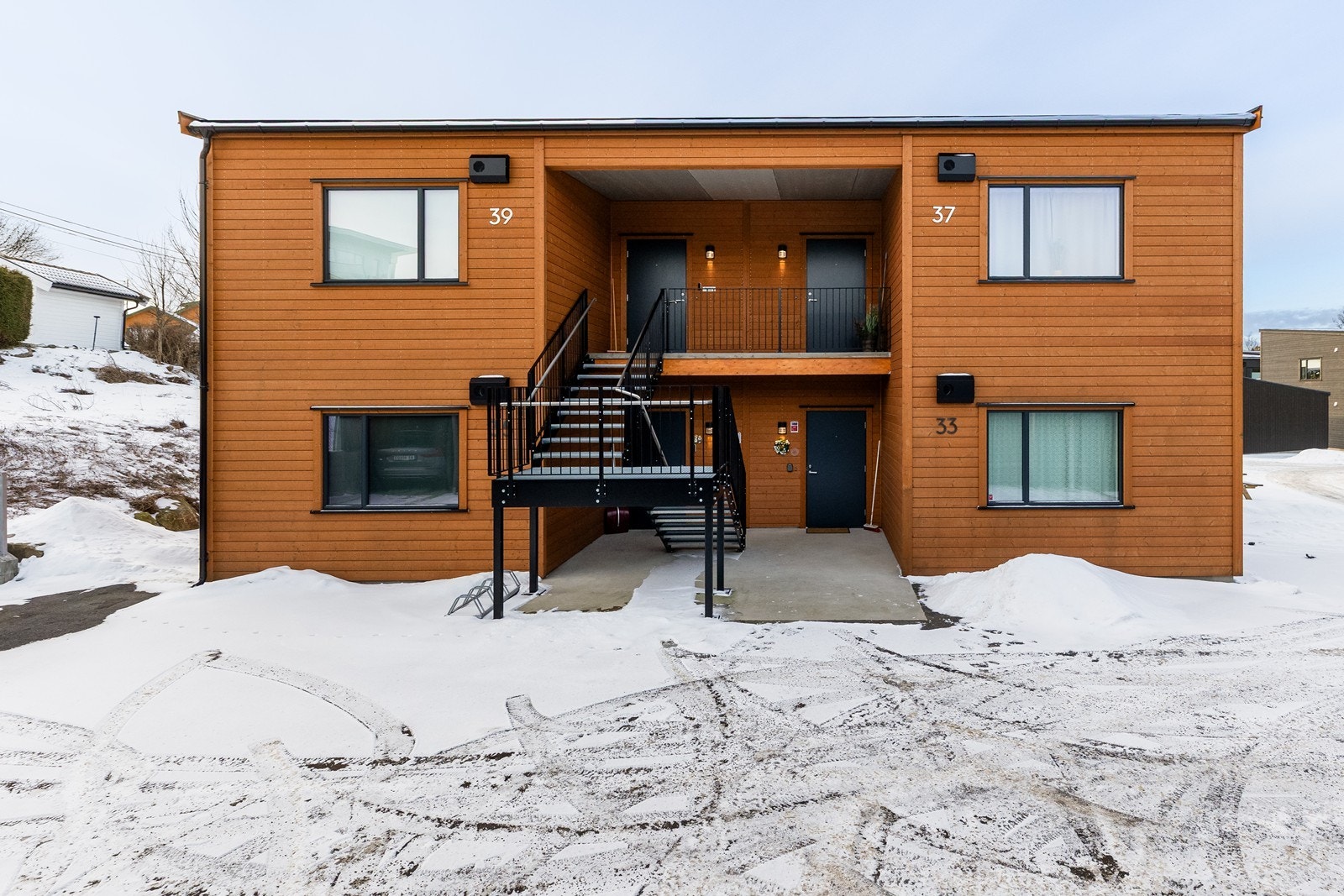 Den vernede alleen opp til eiendommen er regulert som en bilfri og opplyst gang- og sykkelsti. Galleribilde