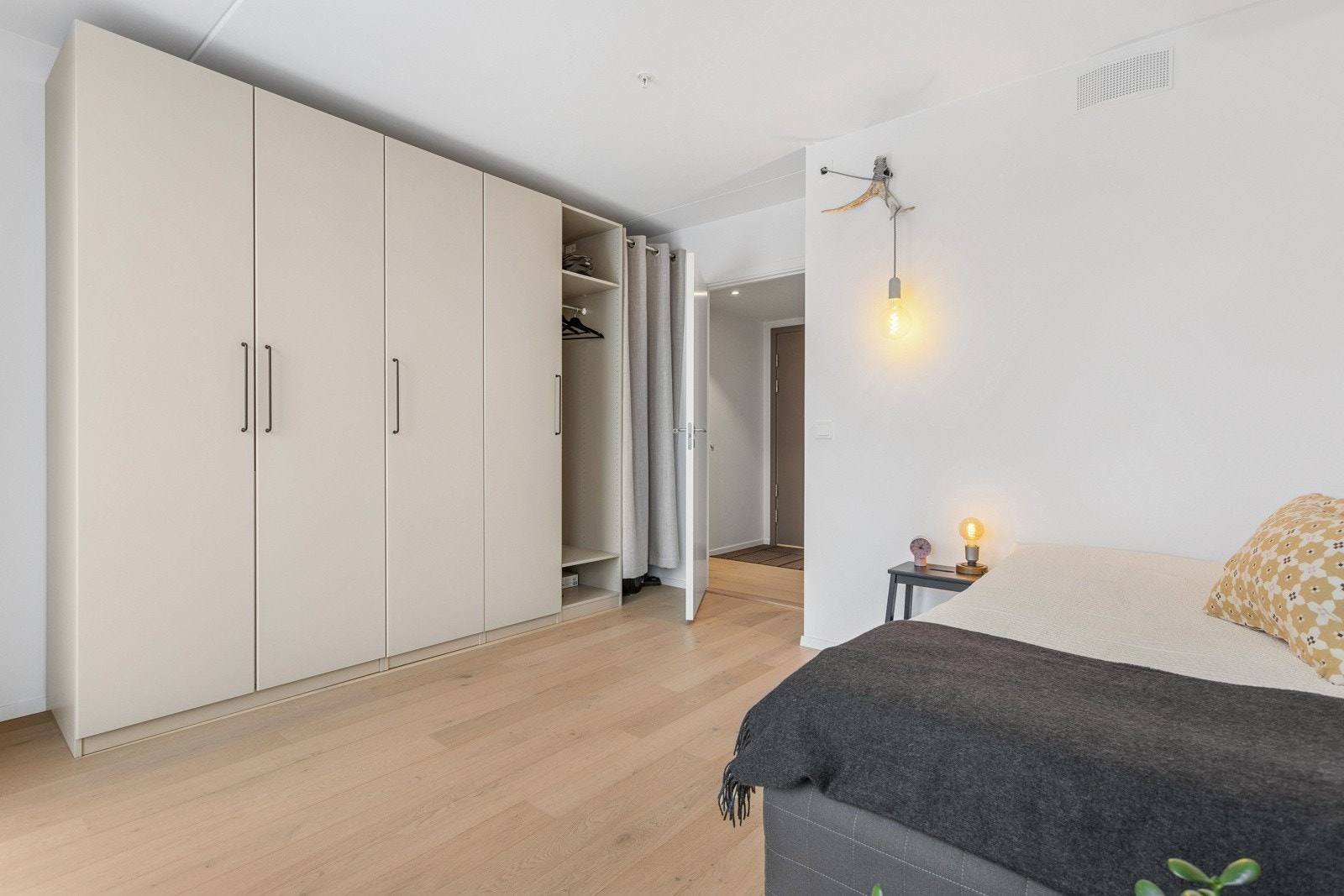 Soverommet har god skapplass Galleribilde