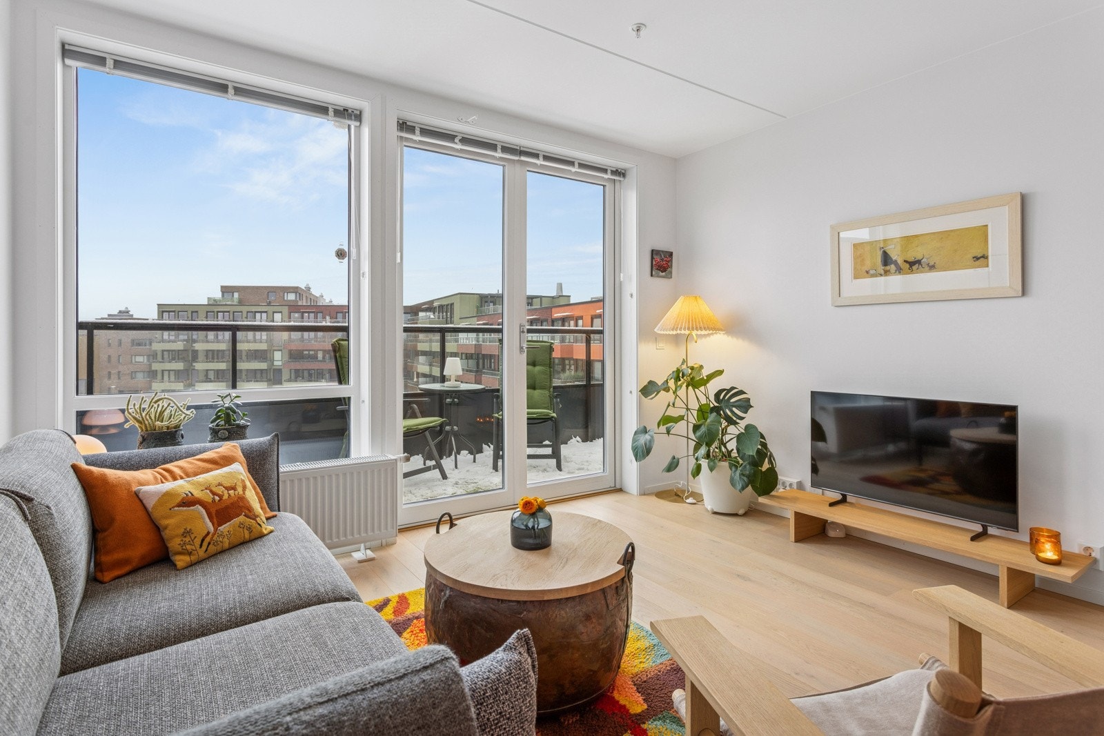 Stuen har store vindusflater Galleribilde