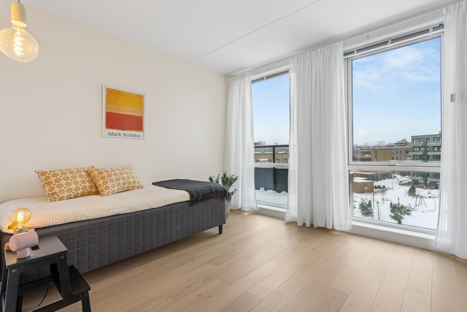 Romslig soverom med store vinduer Galleribilde